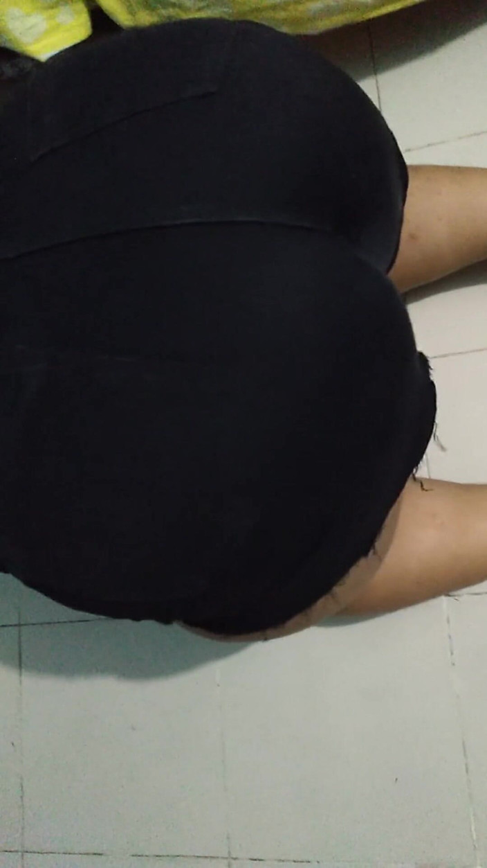 Aria Mia: Hermanastra caliente atrapó mi erección matutina
