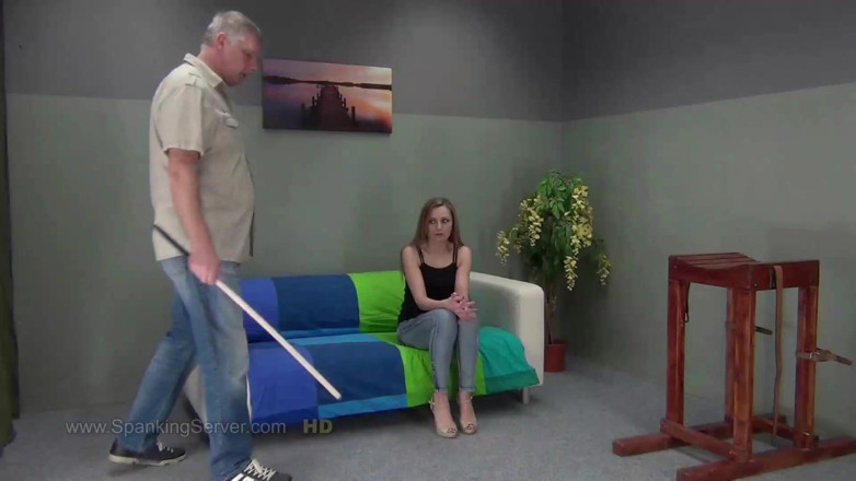 Spanking Server: Luca Bella dipukul di atas sofa
