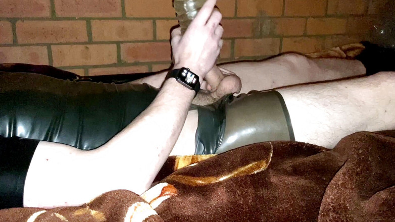 Aussie bi boy: Clear TPE Fleshlight wichsen und in latex auf wasserbett kommen