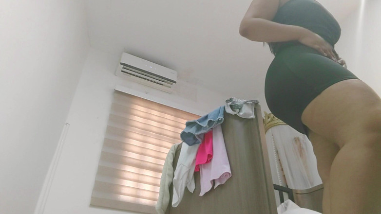 irina69star: 抓住我的继母换衣服的屁股