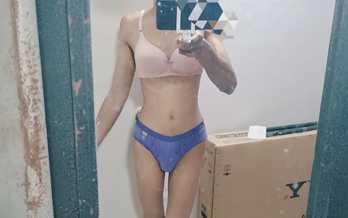 Nickey: Un'arrapata teen indiana femboy indossa le belle mutandine e il...