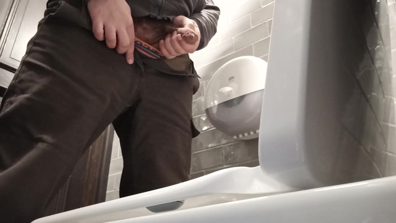 Kinky Guy: Kamera tandas. Kencing di Tandas Awam
