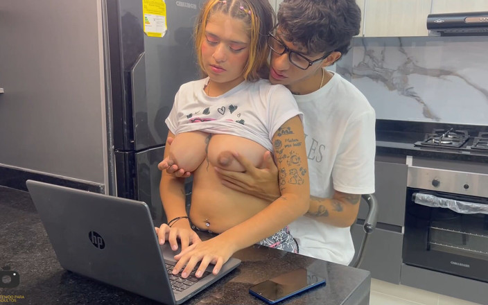 DereckandZoe: J’aide ma demi-sœur à faire ses devoirs et elle me paie...