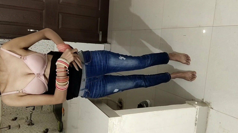 Saarabhabhi6: Ateşli yeni evli Pencaplı kız vücuduna bakıyor