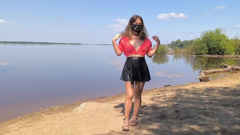 Juli Smith Meow: J’ai montré ma chatte et mes seins sur le berge