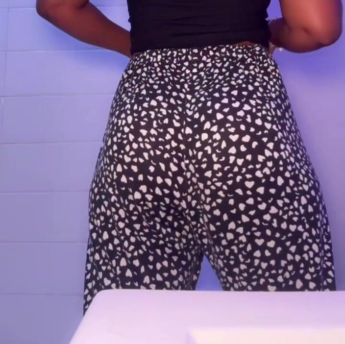 African Fart Queen: 늦은 밤 냄새 나는 파자마 방귀