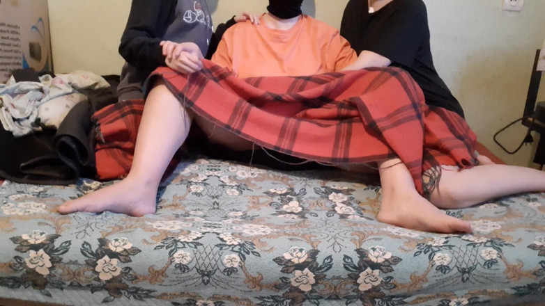 Lesbian-illusion: Поки ми дивилися фільм, моя мачуха вперше ризиковано почала мастурбувати мою вагіну поруч із моєю дівчиною