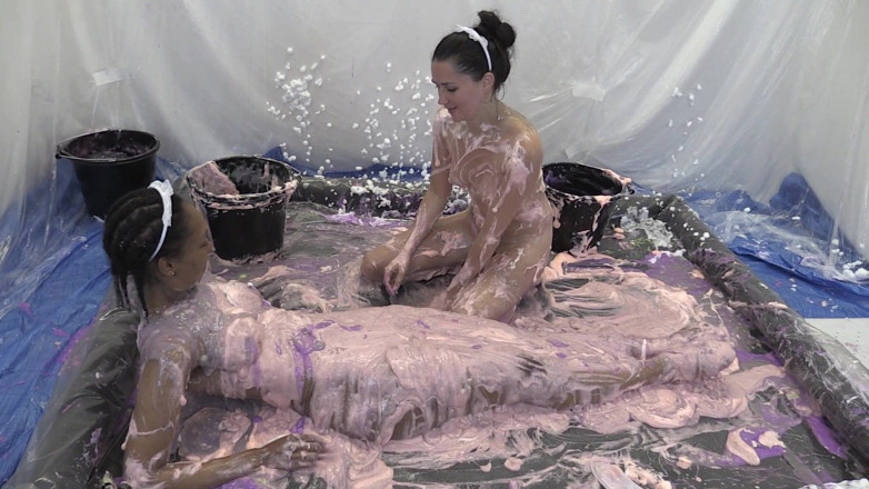 Gunked up girls: Les femmes de ménage de Pixiee et Sade