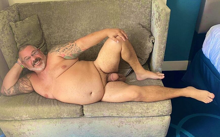 Hand-Free-Daddy-Chub: Bộ ria mép rộng bàn chân gấu xinh đẹp có một...