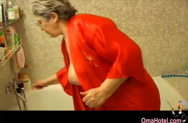 Old Nanny: Oma Hotel-Gerlinde, стара бабуся насолоджується сольним часом у гарячій ванні