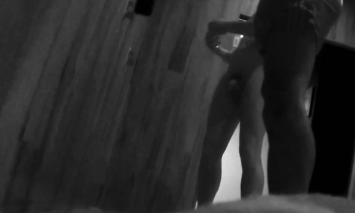 AmateurBoysPissing: Verlegen stiefzoon wordt beplast door stiefvader in de openbare douches...