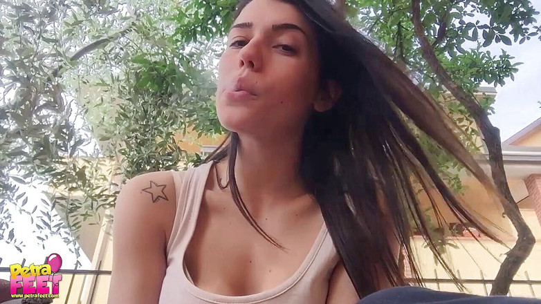 Smokin Fetish: 彼女は本当に喫煙を楽しむことを知っています