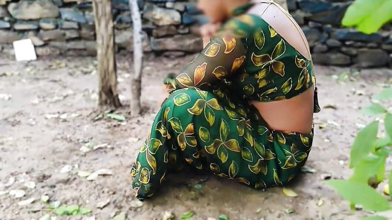 Fuckkkker: 在继妹独自在花园里的印地语飞镖说话后，她和继妹玩重口味性爱