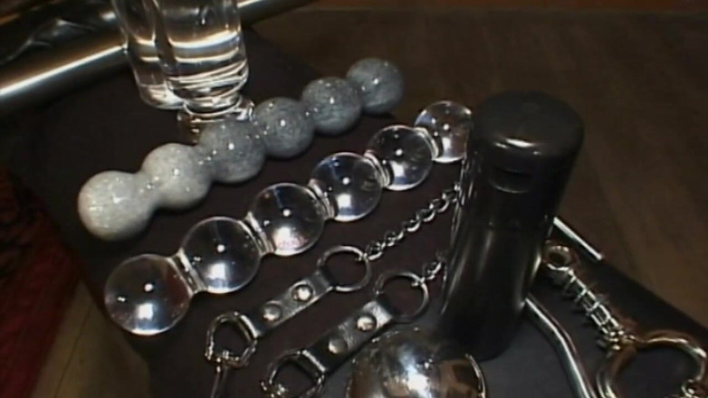 Absolute BDSM films - The original: Gadis bertato mempermalukan memeknya yang mengencang