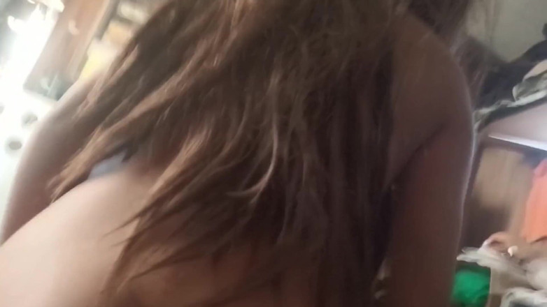 Astrid Cute: Mon demi-frère m’a invitée à regarder Netflix, mais il me baise...