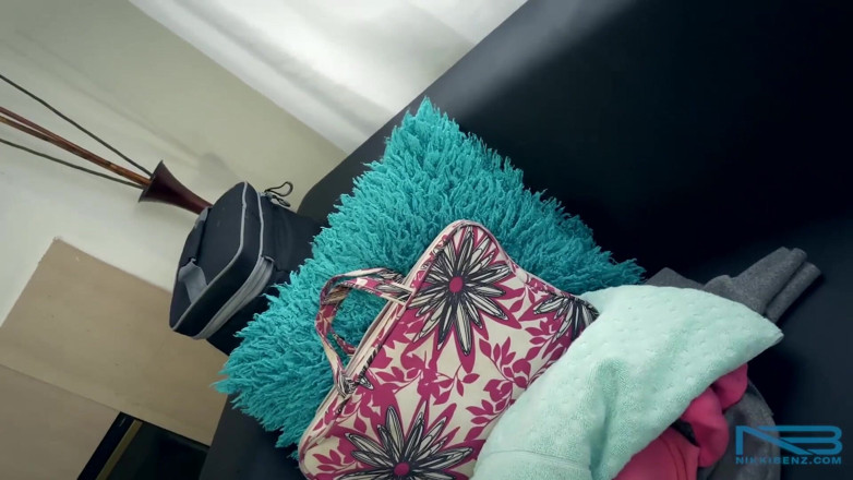 Nikki Benz: Nikki Benz suce et baise sa caméra avec une bite...