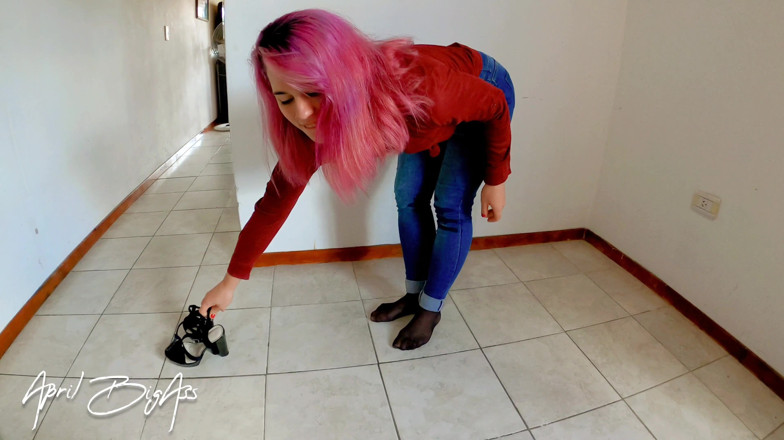 April BigAss: Pipì e piscio nel mio corpo e nei pantaloni