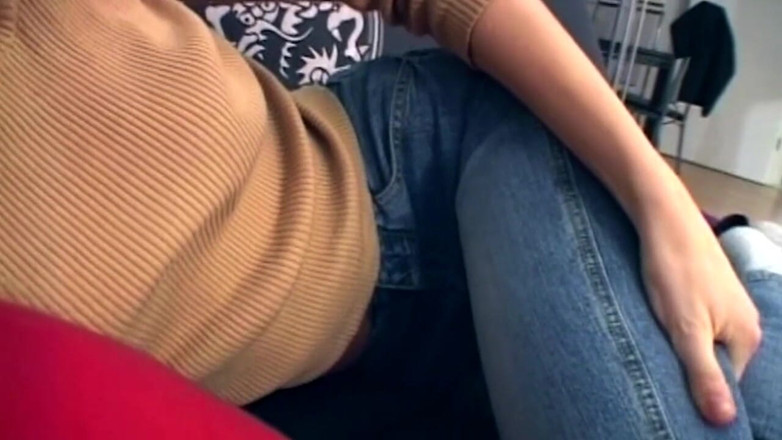 Onlyxfans: Blond brud blir fingrad djupt i ångande soffsession