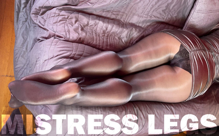 Mistress Legs: I miei piedi e il culo carino ti prendono in...