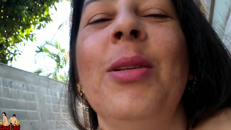 Casal Fatal: 屋外で奴隷を罰する。私は彼を寝取られと呼んでいます。私は彼のかわいそうなおしっこを撫でます!