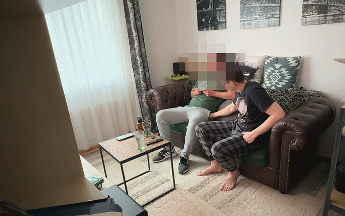 AntoGoesHunting: Straight Curious Handyman Seduzido Por Gay E É Chupado No Sofá...