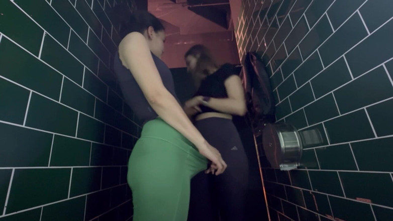 scarlettandc: Kadınlar Spor Salonunda Kendini Sıcak Hissediyor ve Banyoda Kendine Dokunur