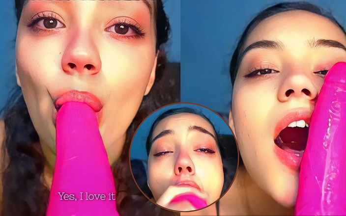 Productoraeros: Ragazza del college calda fa un deepthroat a un dildo...
