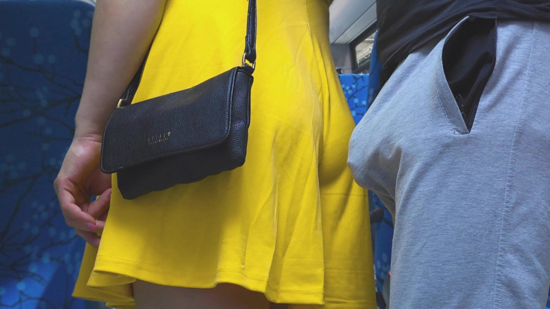 CoupleForFun2023: Branlette risquée dans les transports en commun ! Un inconnu coquin éjacule...