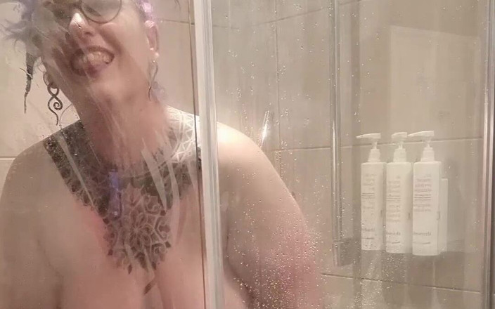 Mraltmrskinky: Vysoká bbw milfka se udělá ve sprše