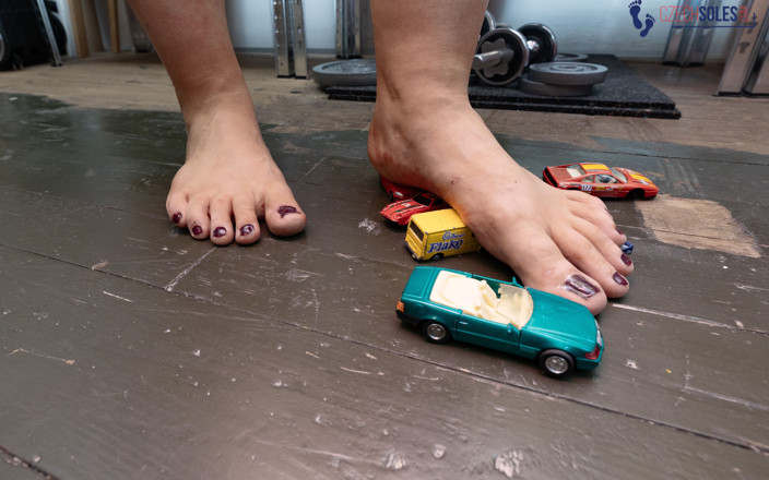 Czech Soles - foot fetish content: Pov bbw enorme reuzes verpletterend in sportschoenen en op blote...