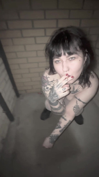 MessalinaHorror: Ao ar livre, fumando em topless com redlips e meia-calça...