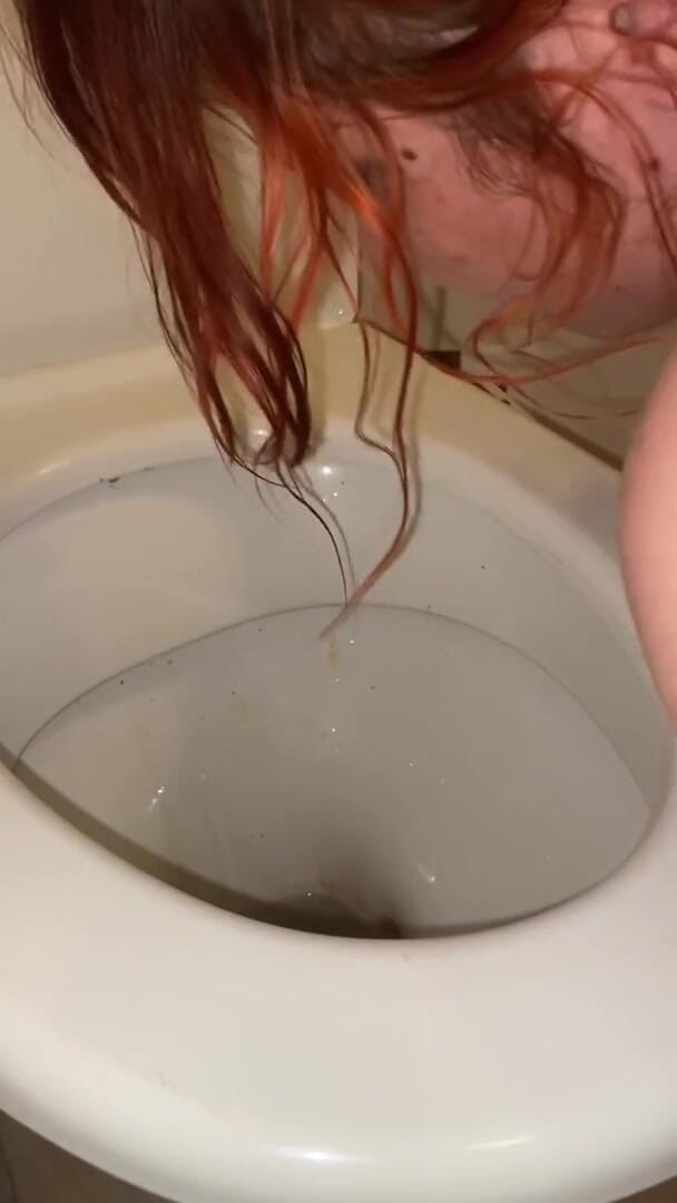 Elena917: Meando y limpiando el baño con la lengua