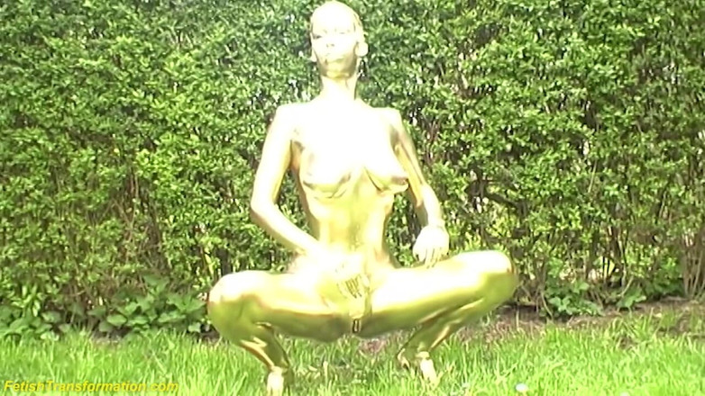 Fetish Islands: Fată statuie nebună în aer liber, metalică, pictată