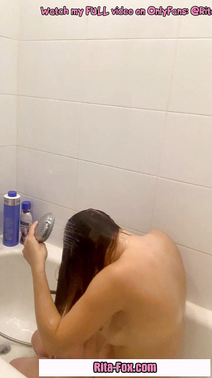 SugarNadya: Aku pergi mandi dan mencukur memekku yang manis untuk film 18 +...