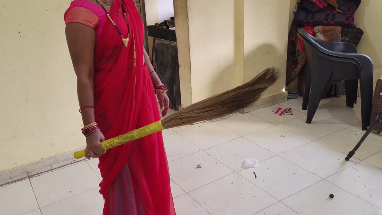 Mumbai Ashu: 在房子里工作的女仆的印地语清晰声音。