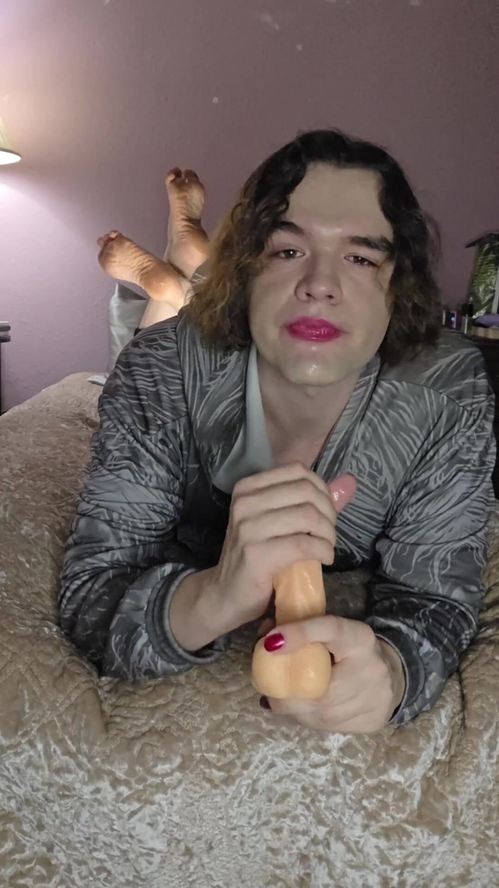 Miss Dimples: Femboy No Binario Hace Algo De Entrenamiento De Garganta Mientras...