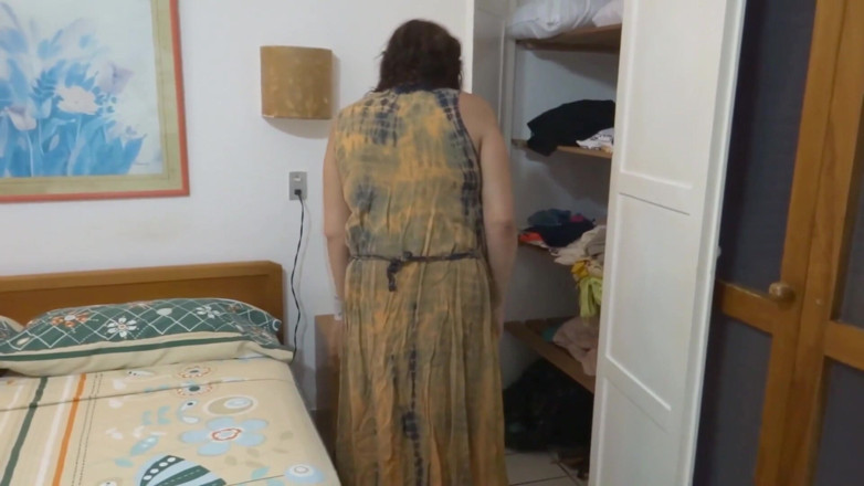 Ardientes69: Я дрочу и кончаю, пока смотрю, как моя мачеха надевает бикини