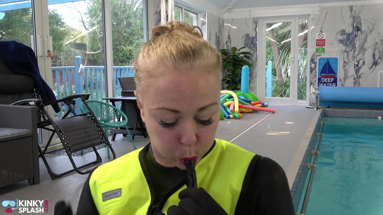 UKCuteGirl Lucy Lauren: Désir en néoprène : gilet de plongée gonflable, plaisir dans la...