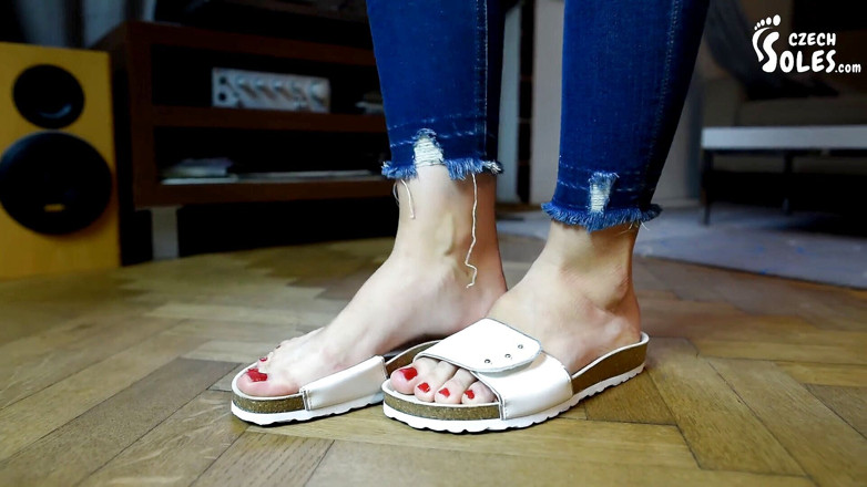 Czech Soles - foot fetish content: लंड चप्पल और नंगे पैर पोज दे रहे हैं, देखने का बिंदु