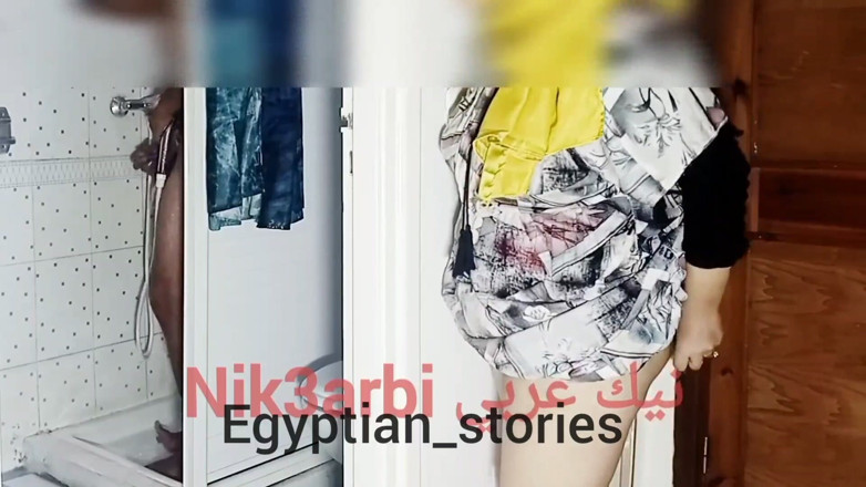 Egyptian stories: Um homem egípcio toma banho e seu padrasto entra. Ele...