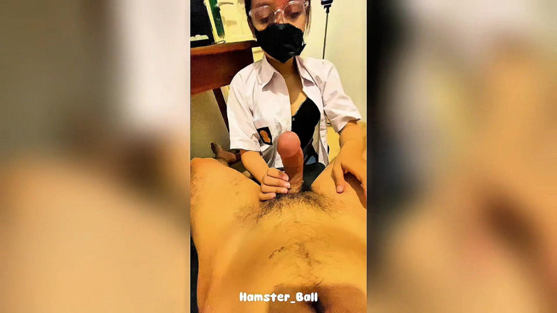 Hamster_Ball: Blowjob pertama awek kolej 18+ dengan zakar besar saya