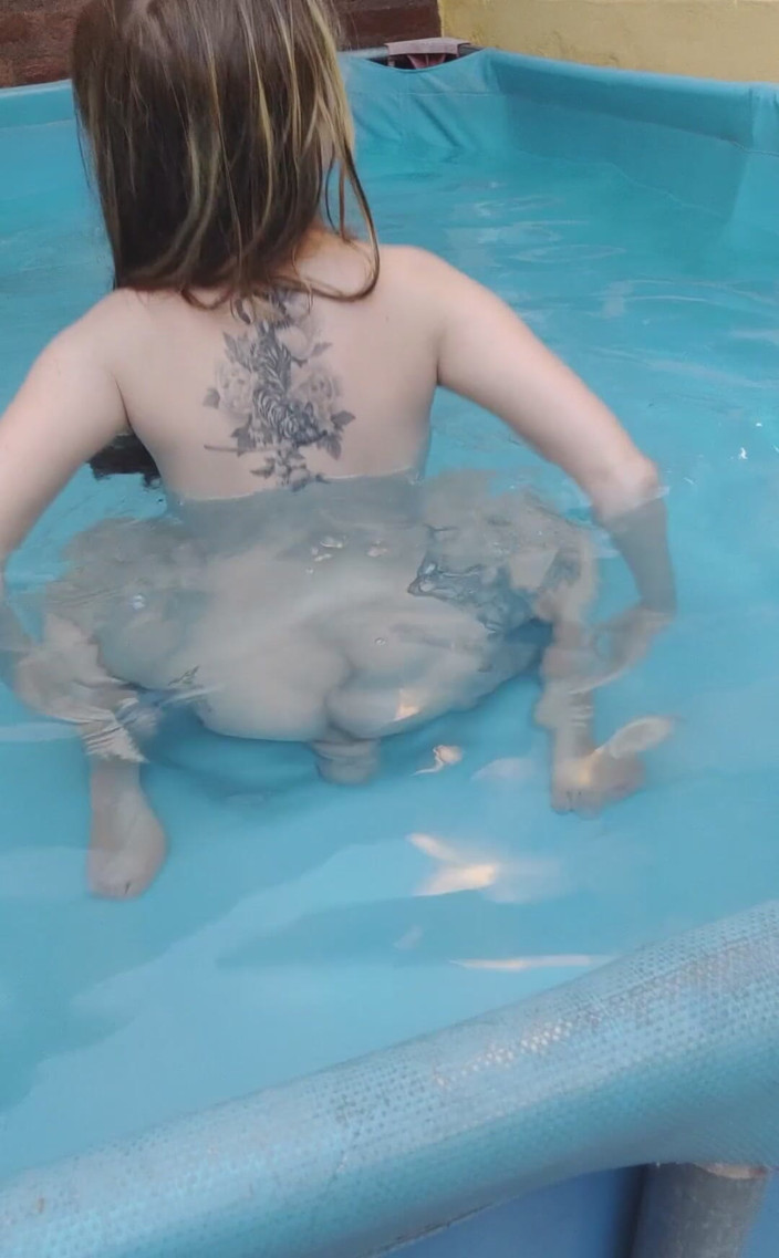 RavenHearth666VIP: Einen dildo im pool reiten