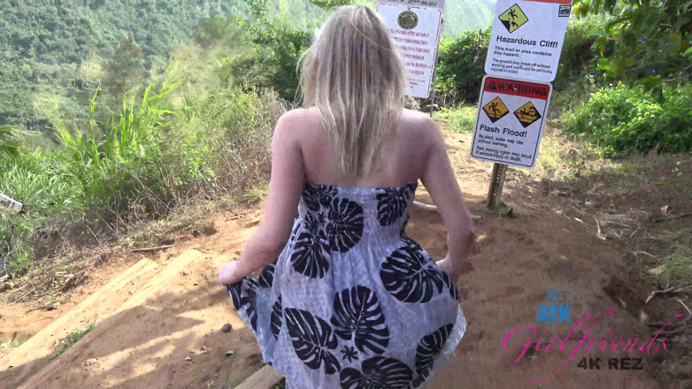 ATK Fans (Girlfriends): Melody Mark, vacances virtuelles avec papa en POV