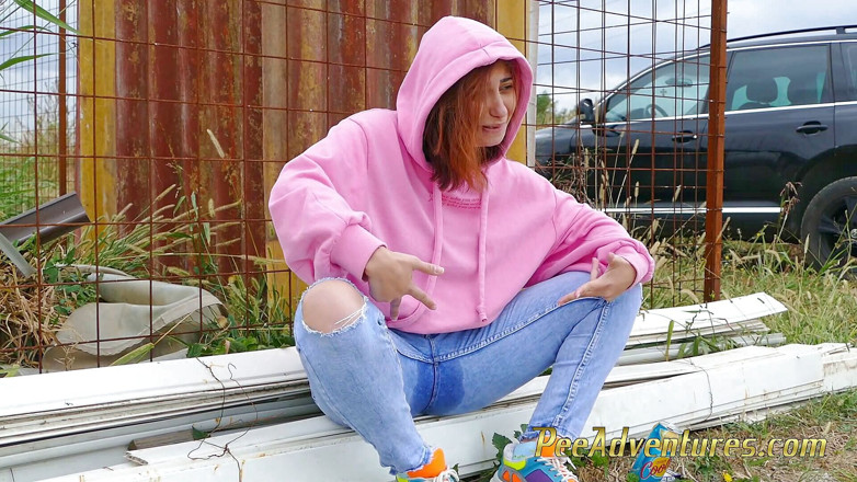 Pee Adventures: Une fille à capuche fait pipi dans son jean