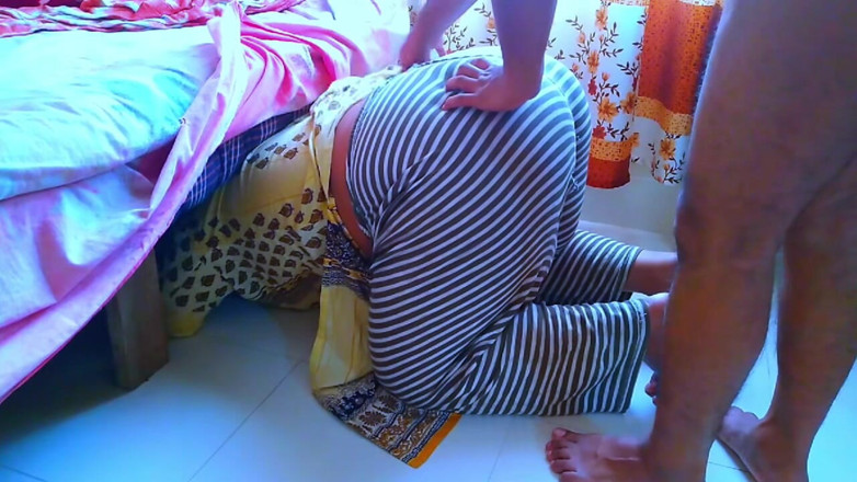 Aria Mia: Indische muslimische bhabhi bleibt beim hausputz unter dem bett stecken