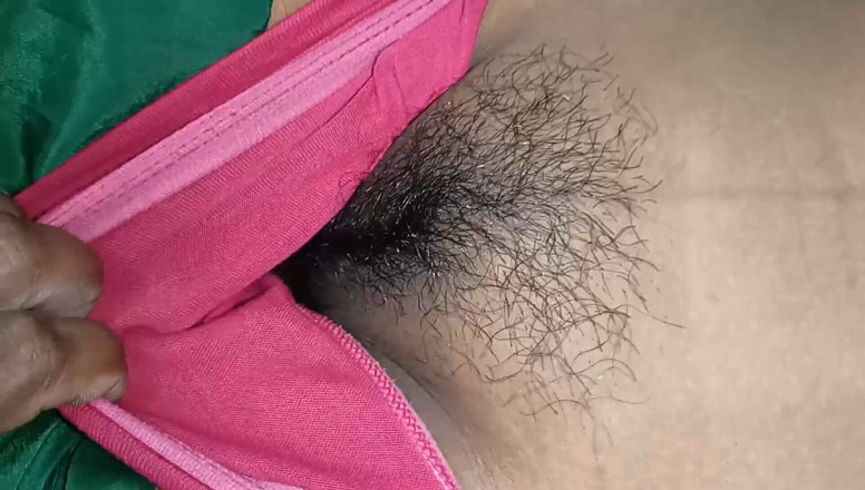Desi Bhabhi 01: Öğrenci kız ilk kez anal seks yapıyor