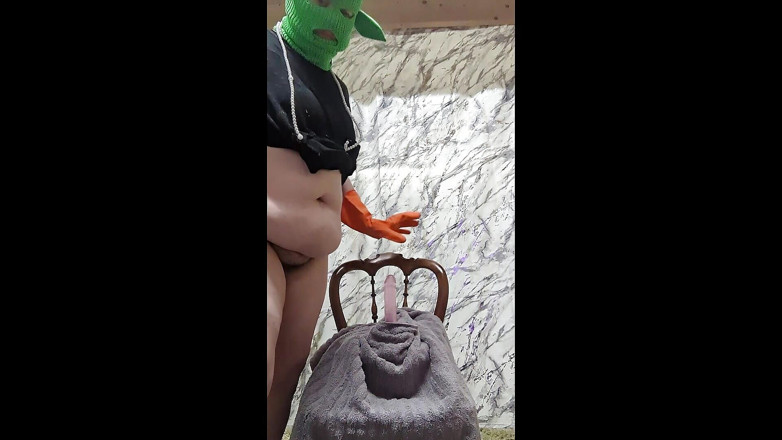 GBLNMMMY: Une salope BBW bizarre chevauche un gode comme elle veut...
