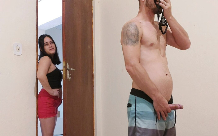 Kasallpimenta: Mamă vitregă sexy excitată după ce și-a prins fiul vitreg mirosindu-i...