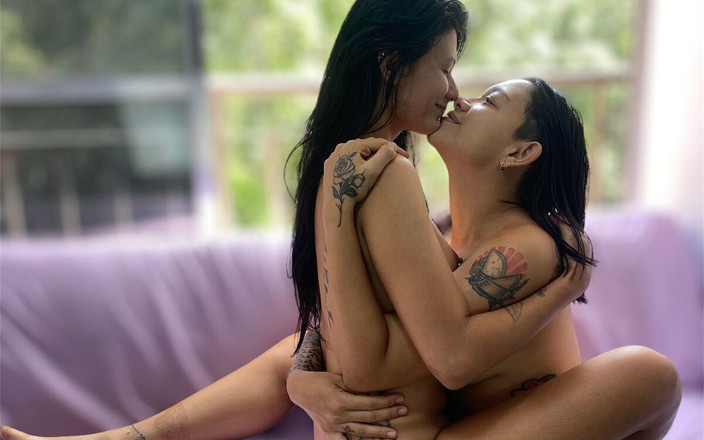 fiesta_porno: Çıplak vücudumuzu gösteriyor - makasların tadını çıkarıyor