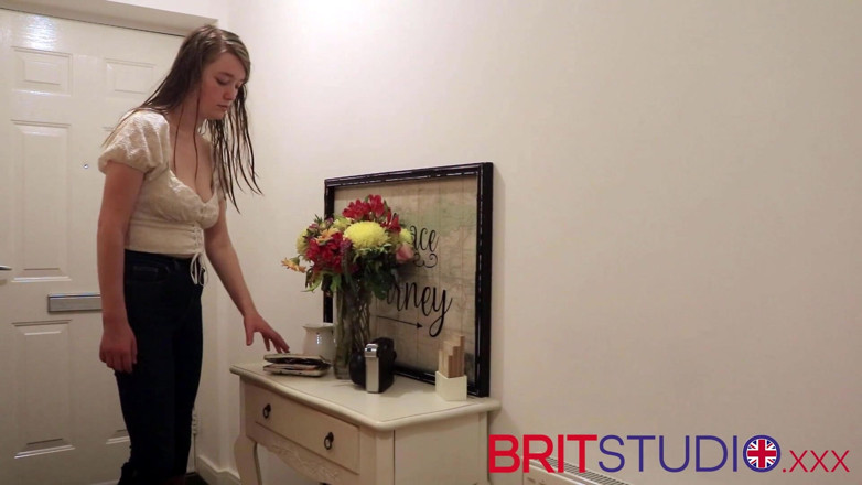 Brit Studio: Une étudiante coquine de 18 ans se fait fesser par sa belle-mère